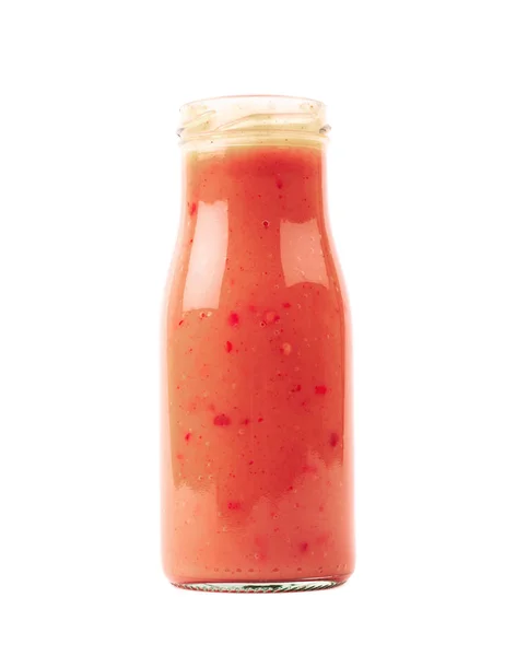 Sauce rouge dans une bouteille en verre isolée — Photo