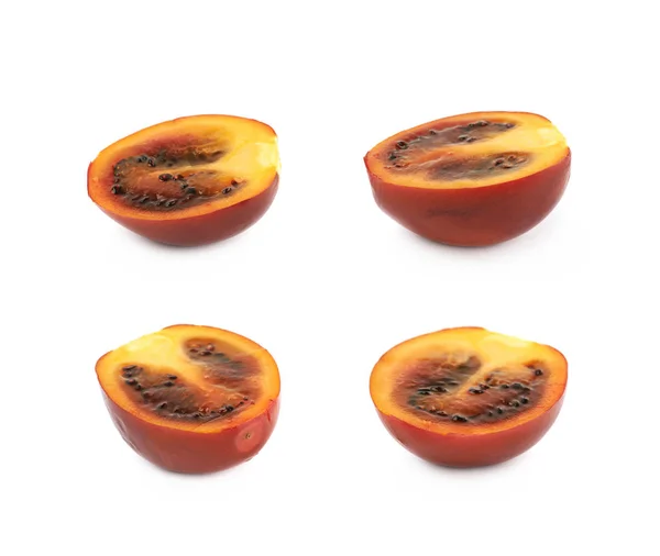 Medio fruto maduro de tamarillo aislado — Foto de Stock