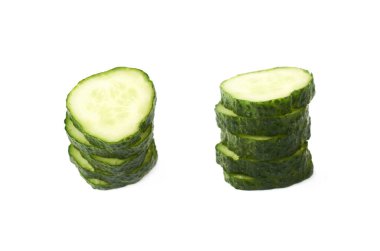 İzole dilimlenmiş taze salatalık