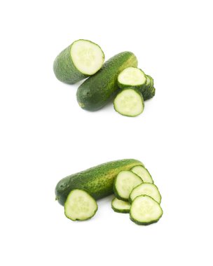 İzole dilimlenmiş taze salatalık