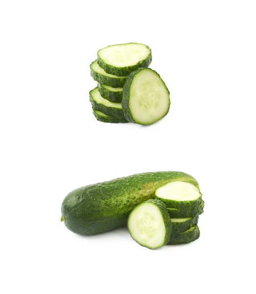 Gesneden verse komkommer geïsoleerd — Stockfoto