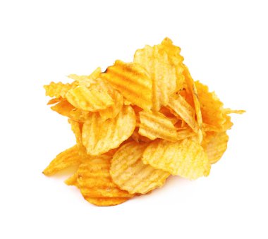 Terbiyeli patates cipsi izole yığını