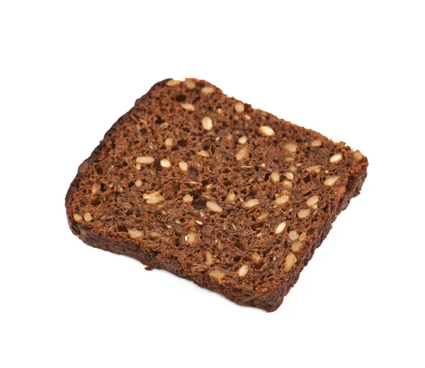 Кусок черного хлеба изолирован — стоковое фото
