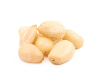 Çam fıstığı izole yığını