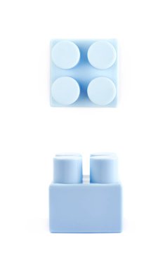 İzole tek oyuncak inşaat bloğu