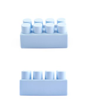 İzole tek oyuncak inşaat bloğu