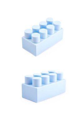 İzole tek oyuncak inşaat bloğu