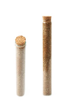 İzole bir cam şişe içinde bitkisel baharatlar