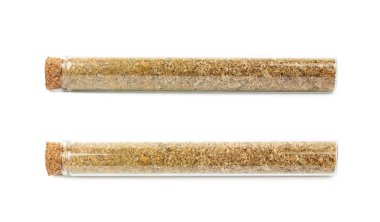 İzole bir cam şişe içinde bitkisel baharatlar