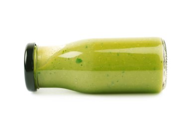 Yeşil sos izole bir şişe