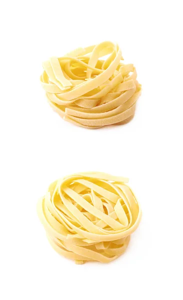 Ongekookt fettuccine pasta geïsoleerd — Stockfoto