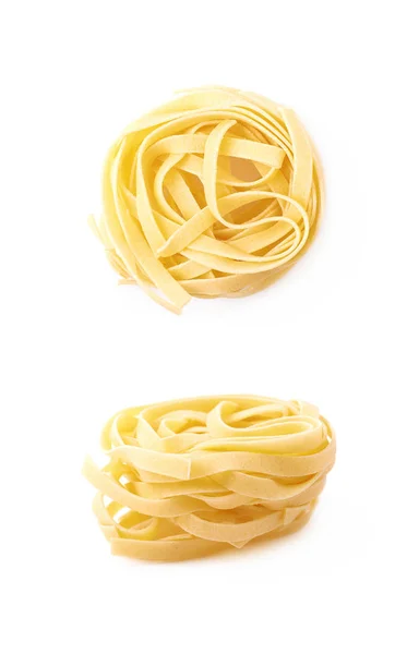 İzole pişmemiş fettuccine makarna — Stok fotoğraf