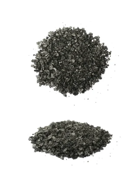 Изолированная груда кристаллов черной соли — стоковое фото
