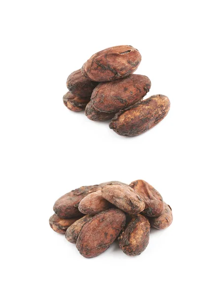 Montón de granos de cacao aislados — Foto de Stock