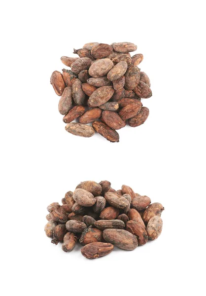 Montón de granos de cacao aislados — Foto de Stock