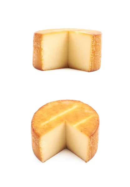 Koło na białym tle sera — Zdjęcie stockowe