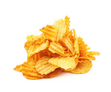 Terbiyeli patates cipsi izole yığını