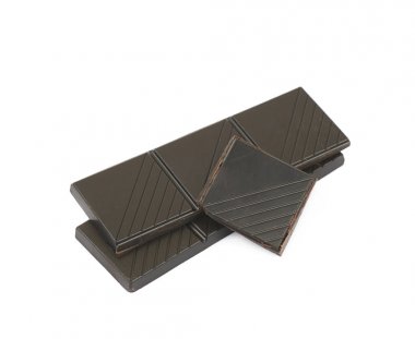 izole koyu çikolata parçaları