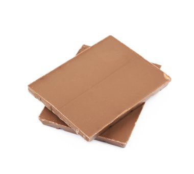 İzole sütlü çikolata parçaları yığını