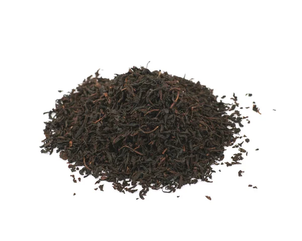 Изолированная куча сушеных чайных листьев — стоковое фото