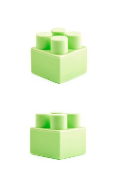 İzole tek oyuncak inşaat bloğu