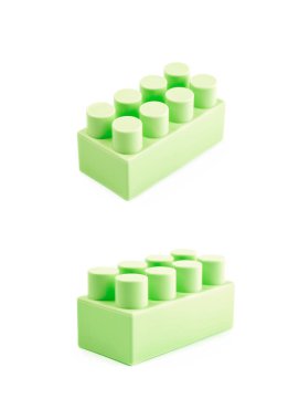 İzole tek oyuncak inşaat bloğu