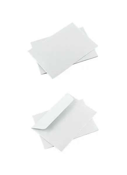 Изолированная стопка бумажных конвертов — стоковое фото
