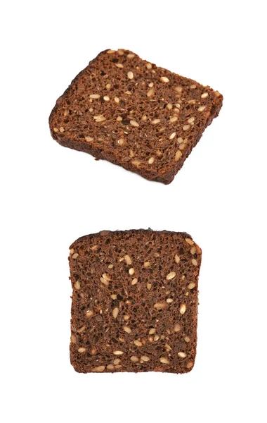 Scheibe Schwarzbrot isoliert — Stockfoto