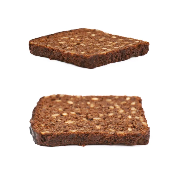 Кусок черного хлеба изолирован — стоковое фото