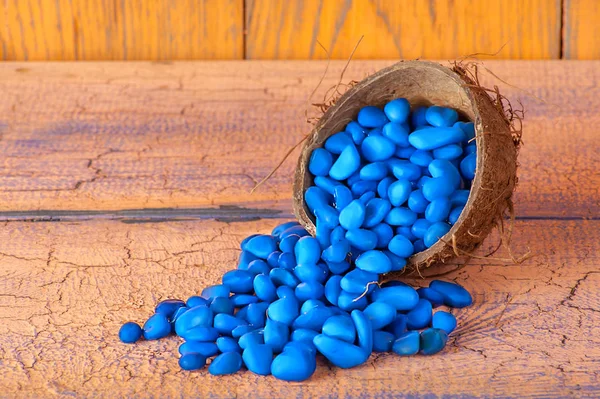 Голубые камни на деревянном фоне — стоковое фото