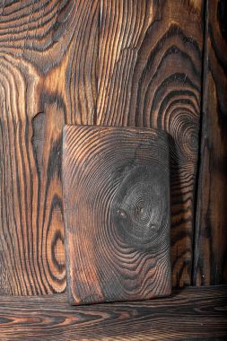 Eski ahşap tahta çizikler ile arka plan doku, yanmış benekli kahverengi kesme tahtası