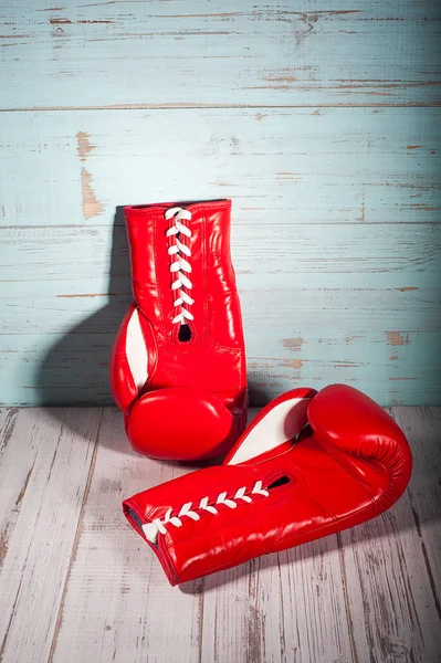 Boxhandschuhe auf blauem und weißem rissigen Holzgrund — Stockfoto