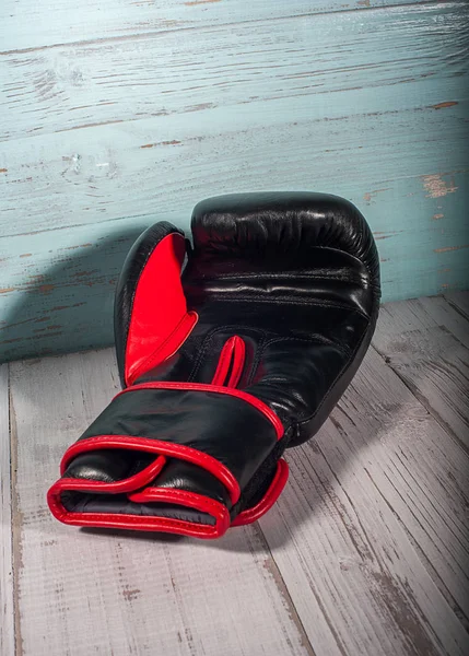 Boxing gloves on blue and white cracked wooden background — Stock Photo, Image