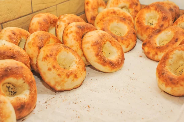 Процесс приготовления тандырного хлеба национальной узбекской лепешки — стоковое фото