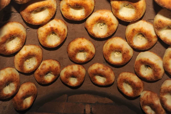 Prozess des Kochens Tandoor Brot nationalen usbekischen Fladenbrot — Stockfoto