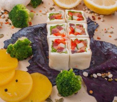 Rulo suşi. Sushi menüsü. Japon yemekleri.