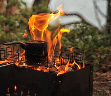 Koyu Türk kahvesi ateşte pişiyor.