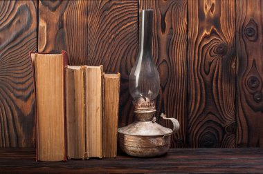 Ahşap arka planda eski kitaplar