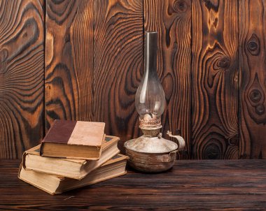 Ahşap arka planda eski kitaplar