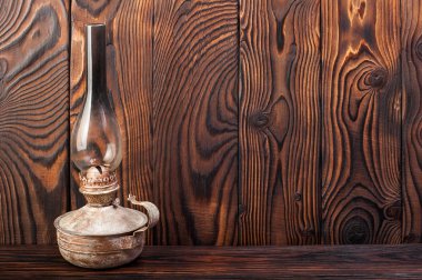 Ahşap arka planda eski kitaplar