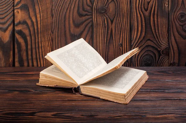 Régi könyvek egy fa háttér — Stock Fotó
