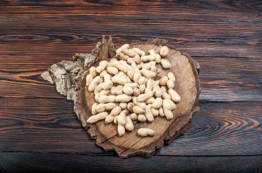 ahşap zemin üzerine fıstık