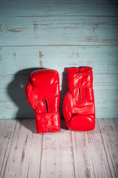 Guantes de boxeo sobre fondo de madera agrietado azul y blanco —  Fotos de Stock