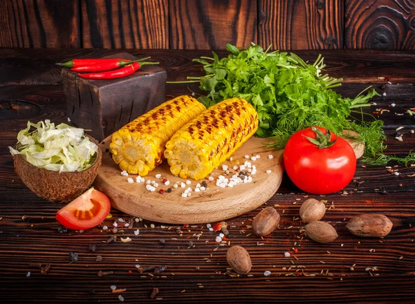 Baharat, ot ve domates ile ızgara mısır