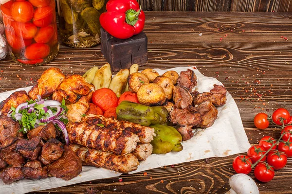 Rohe Grillspieße - gegrilltes Fleisch Stockfoto