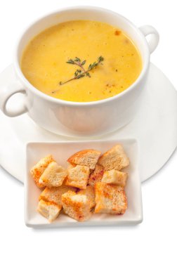 bir tabak çorba beyaz zemin üzerine