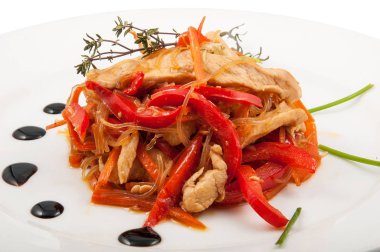 Beyaz bir tabak taze salata