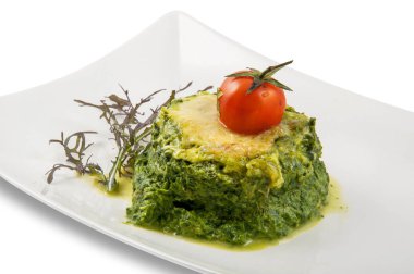 Beyaz bir tabak taze salata