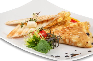 Beyaz bir tabak taze salata