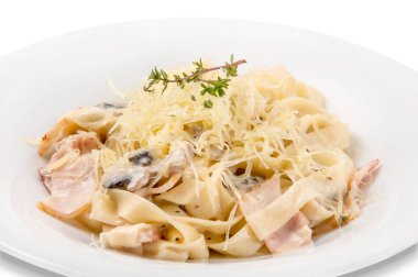 Beyaz bir tabak taze salata